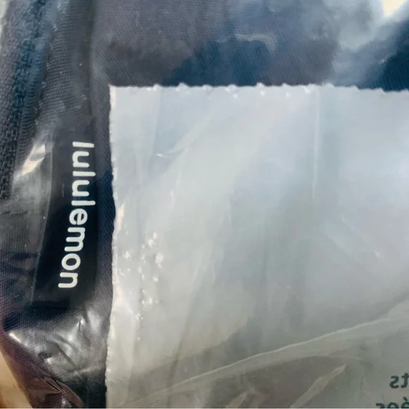 🔥1 Day Sale🔥NWT Lululemon Athletica Everywhere belt bag, (Large) 2L, True Navy - Picture 9 of 16